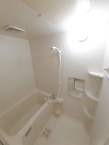 バス・シャワールーム　コンパクトで使いやすいお風呂です