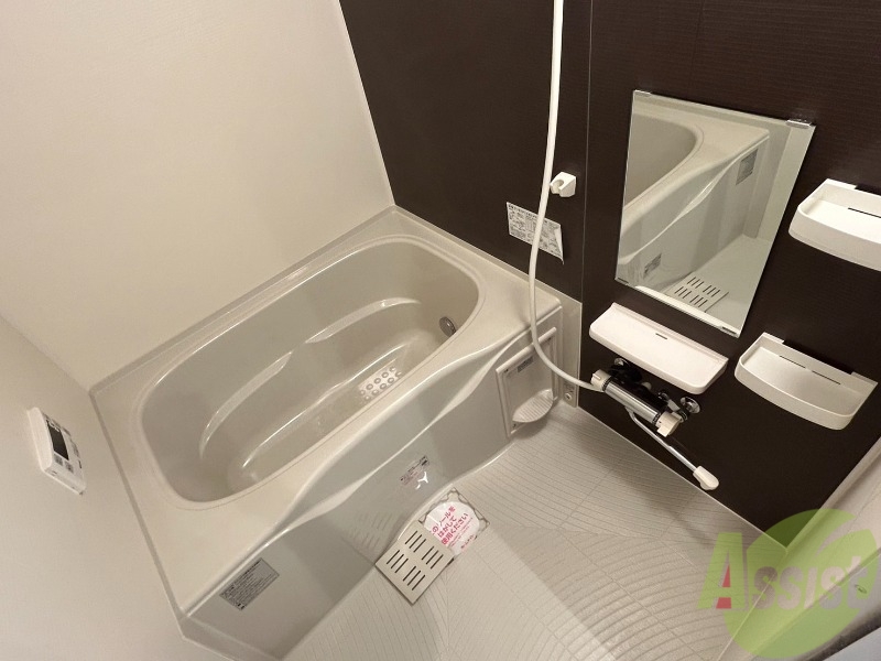 バス・シャワールーム　浴槽には追い焚き機能があり浴室乾燥もあります。