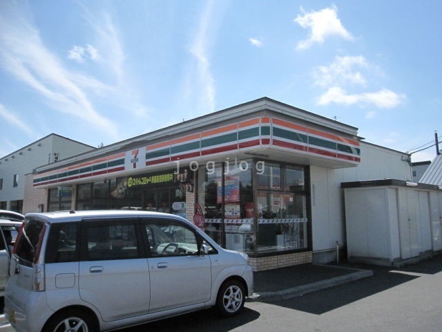 コンビニ　セブンイレブン札幌篠路店（コンビニ）まで899m