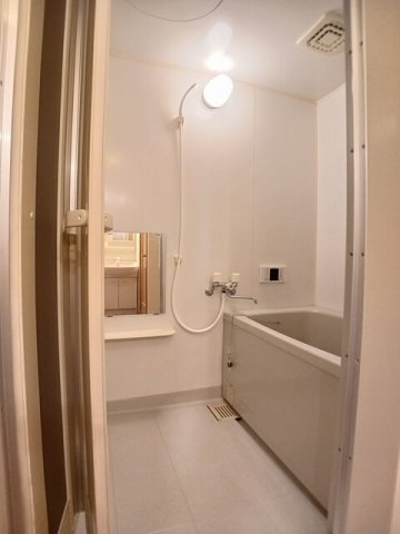 バス・シャワールーム　コンパクトで使いやすいお風呂です