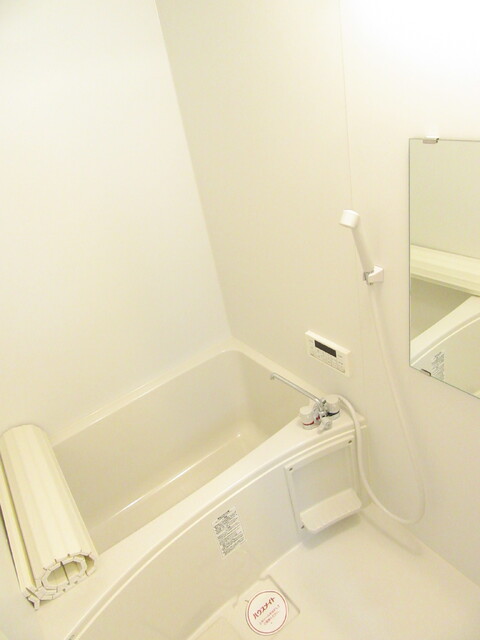 バス・シャワールーム　追焚、浴室乾燥機付きのバスルーム