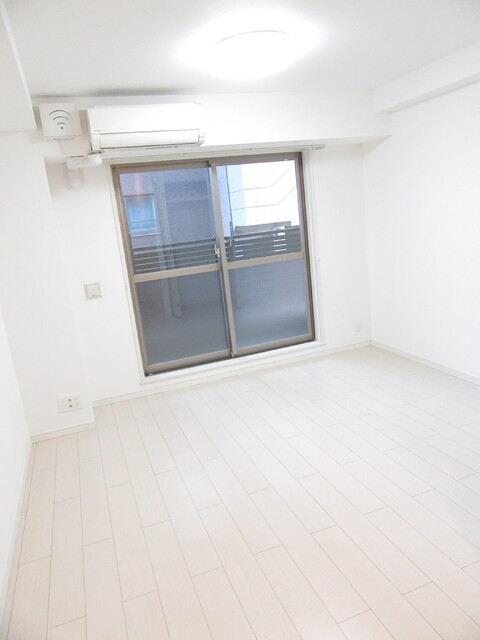 居室・リビング　南向きの洋室８．６帖