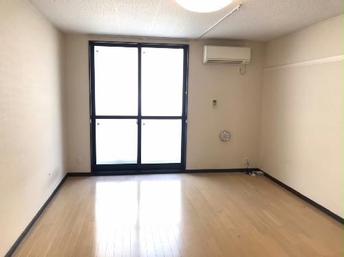居室・リビング　家電・家具無し。同タイプの物件写真となります。