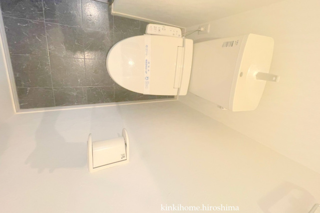 トイレ　写真は別号室となります。