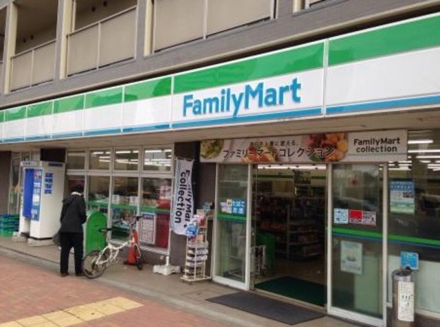 コンビニ　ファミリーマート上落合二丁目店（コンビニ）まで326m