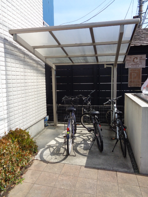 駐車場　屋根付き駐輪場