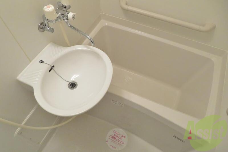 バス・シャワールーム　浴室はゆっくりと浸かれそうなサイズ感になっています。