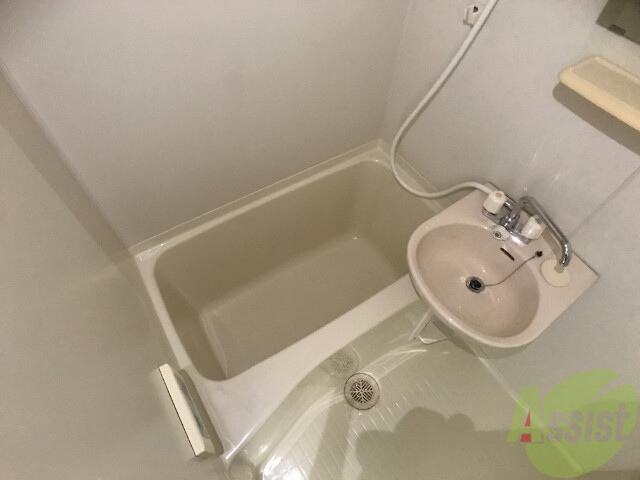 バス・シャワールーム　１人暮らしには、ちょうど良いサイズのお風呂ですね。