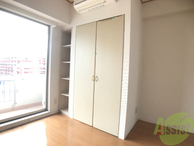 収納　収納も大きく、隣に小棚がついている為、便利です。