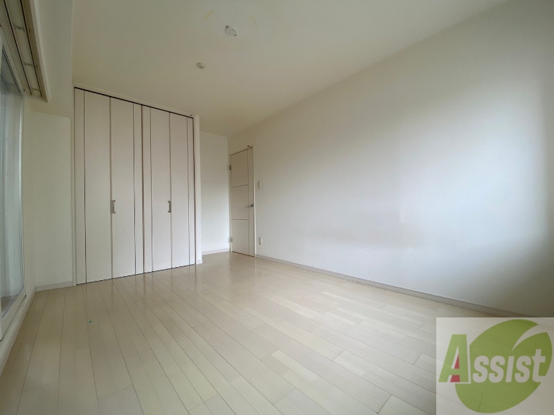 その他部屋・スペース　寝室はこちらです。光が差し込む、温かみのあるお部屋です。