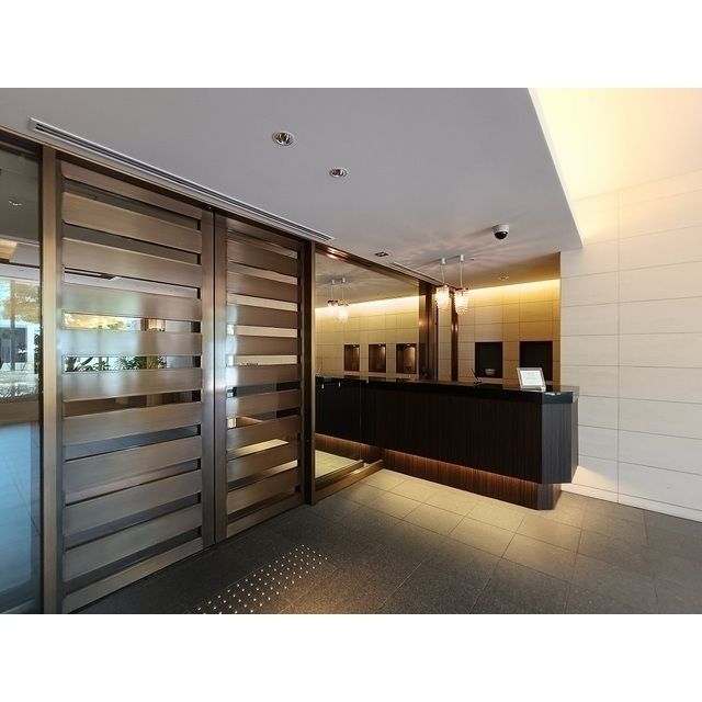 エントランス　コンシェルジュデスク