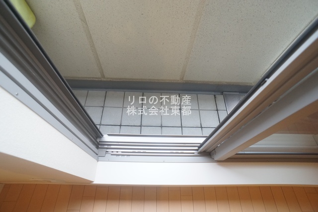 バルコニー　バルコニーがあるので洗濯物を太陽の下で干すことができます♪