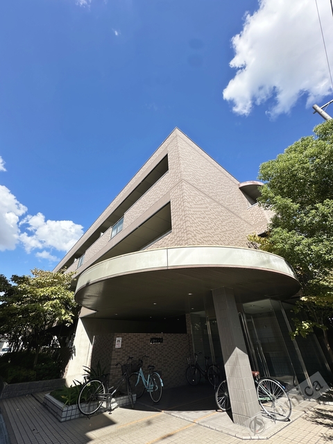 建物外観　緑多い敷地内♪♪