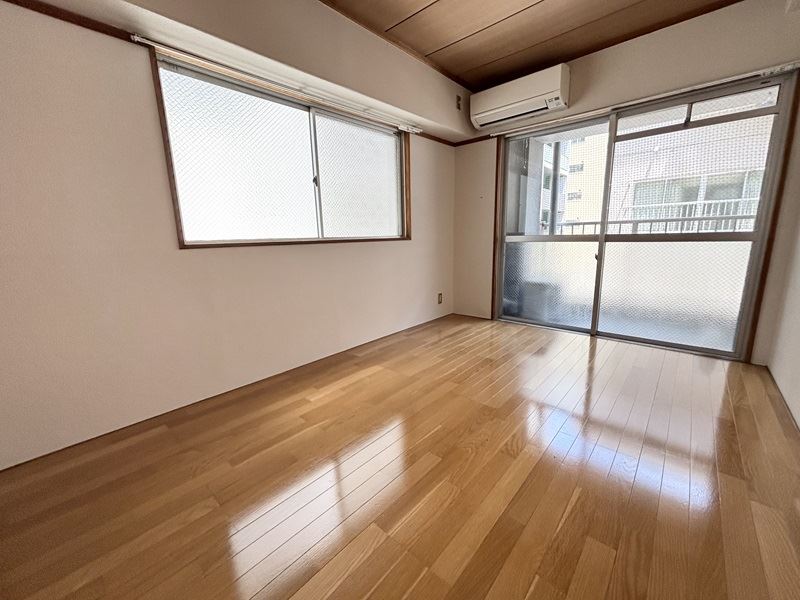 居室・リビング　角部屋で窓が２面あります。