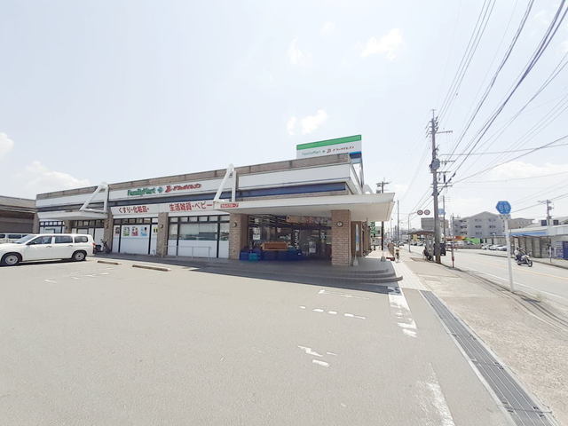 コンビニ　ファミリーマートドラッグイレブ（コンビニ）まで450m