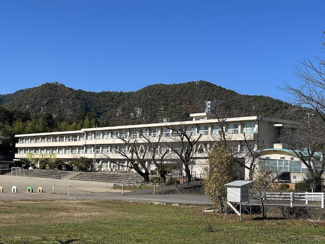 小学校　美濃市立美濃小学校（小学校）まで658m