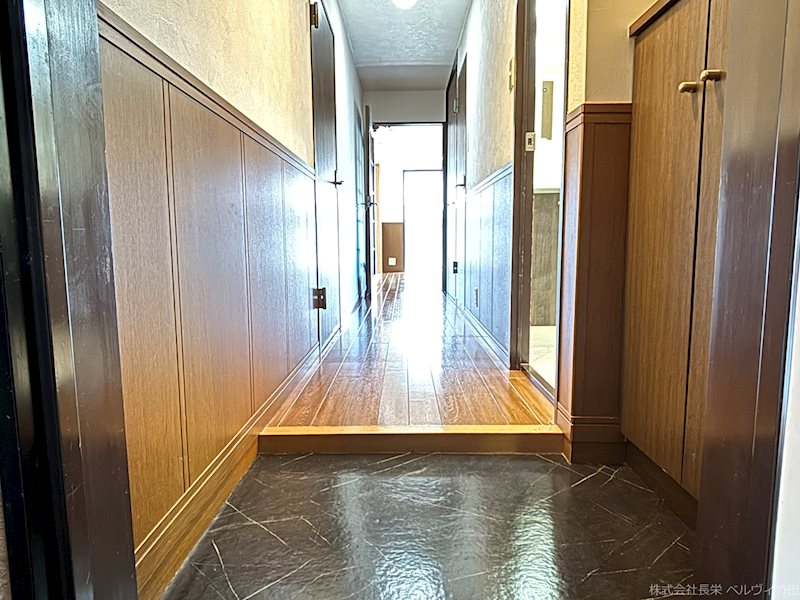 玄関　写真は202号室です。