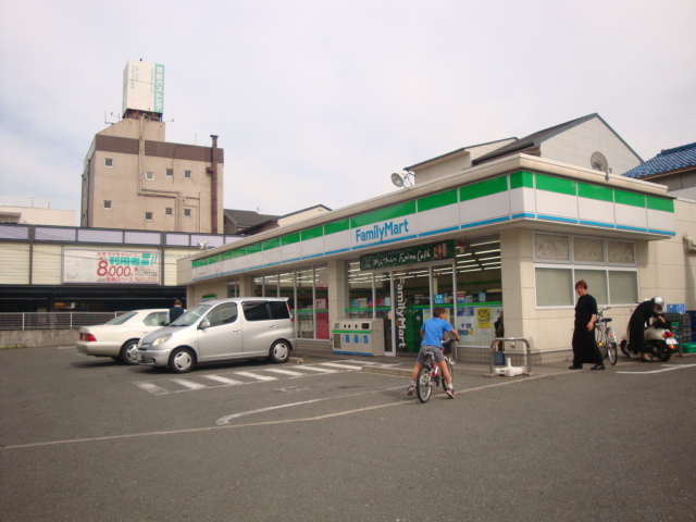 コンビニ　ファミリーマート 岡本竹田駅前店（コンビニ）まで569m