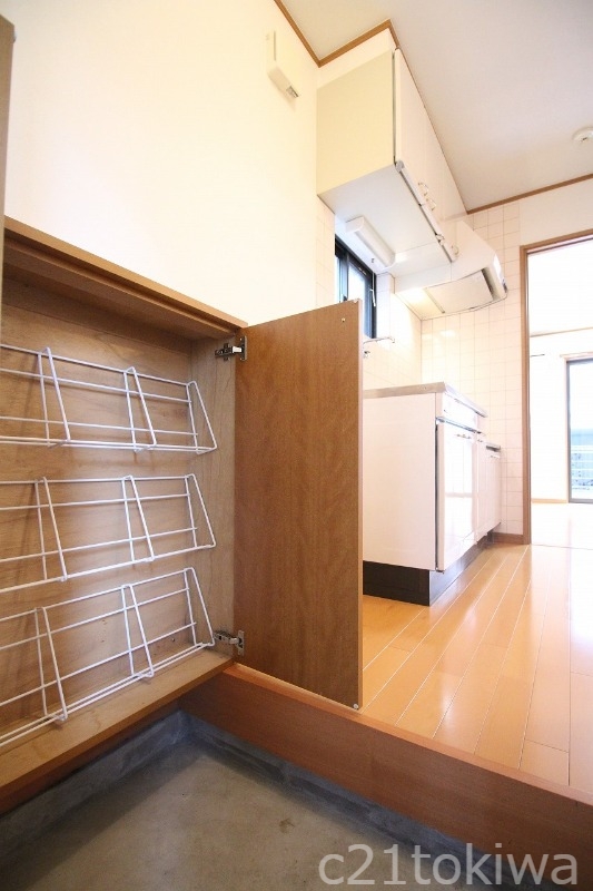 玄関　※同建物別部屋写真です