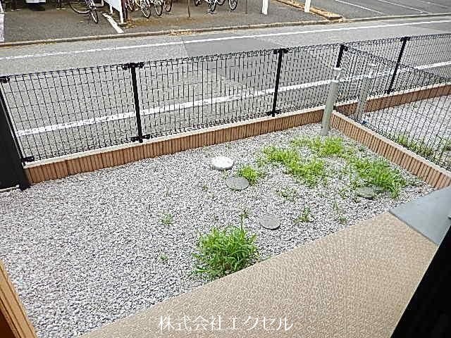 バルコニー　南向きで日当たり良好な専用庭付きです。