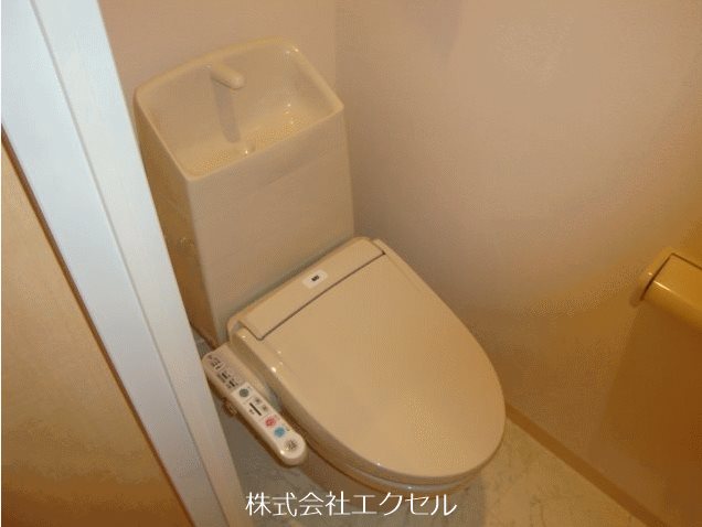 トイレ　嬉しい温水洗浄便座完備です。