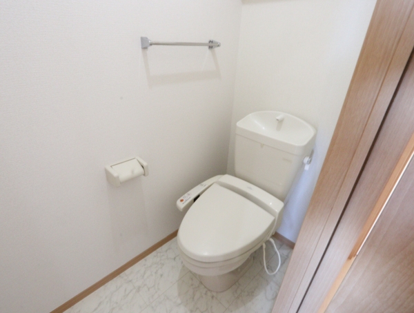 トイレ　温水シャワー付きトイレです