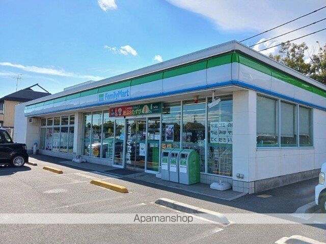 コンビニ　ファミリーマートさん（コンビニ）まで700m