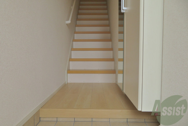 玄関　玄関を撮影しました。階段には手すりが付いていて、安心ですね。