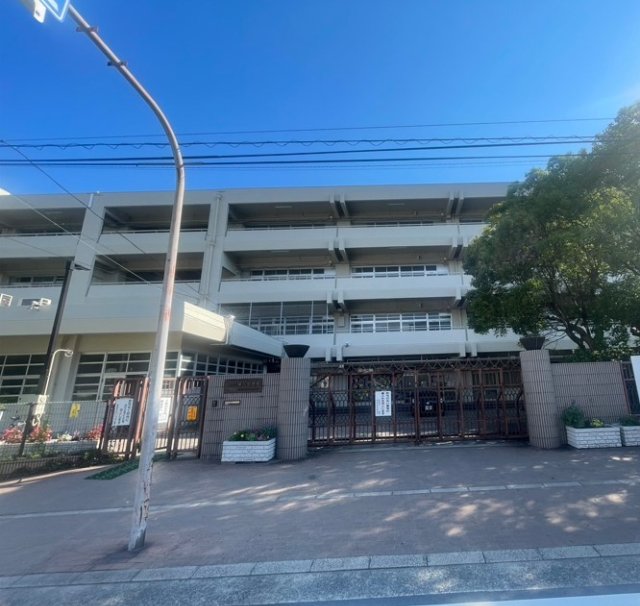 中学校　吹田市立第六中学校（中学校）まで411m