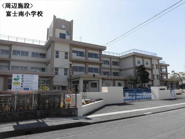 小学校　南小学校（小学校）まで671m