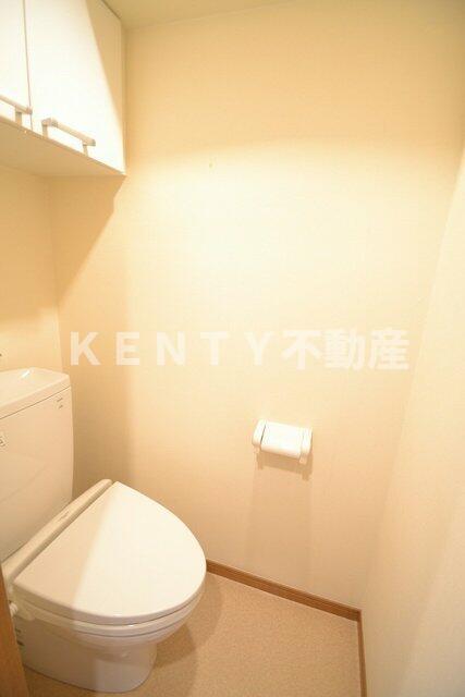トイレ　落ち着いた色調のトイレです