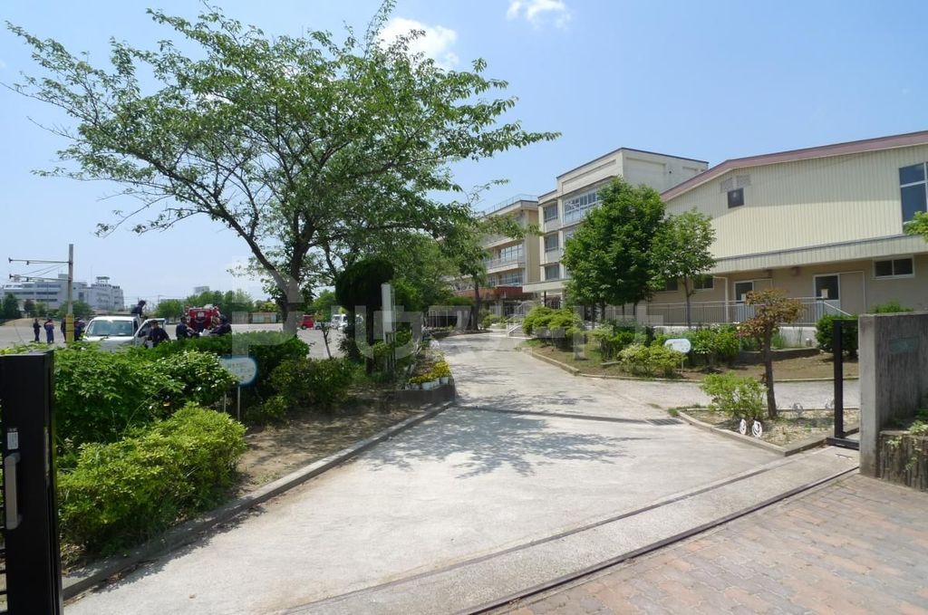 小学校　柏市立名戸ヶ谷小学校（小学校）まで690m