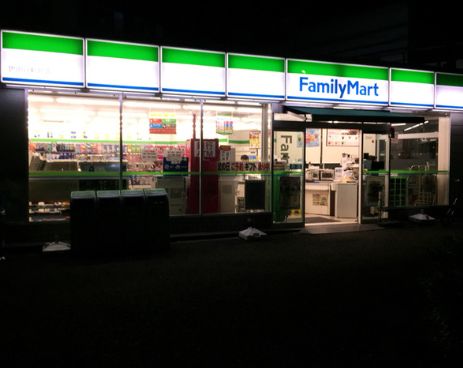 コンビニ　ファミリーマート 世田谷新町店（コンビニ）まで371m