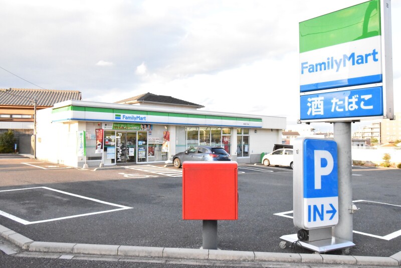 コンビニ　ファミリーマート東浦和三丁目店（コンビニ）まで286m