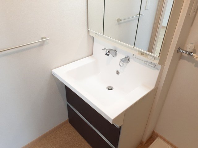 洗面設備　明るい洗面所です