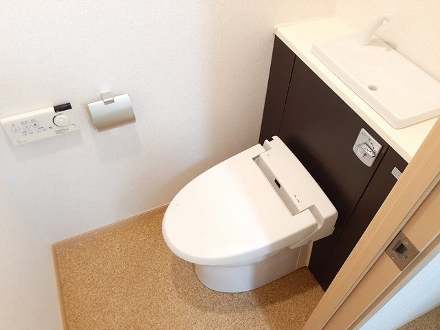 トイレ　落ち着いた色調のトイレです