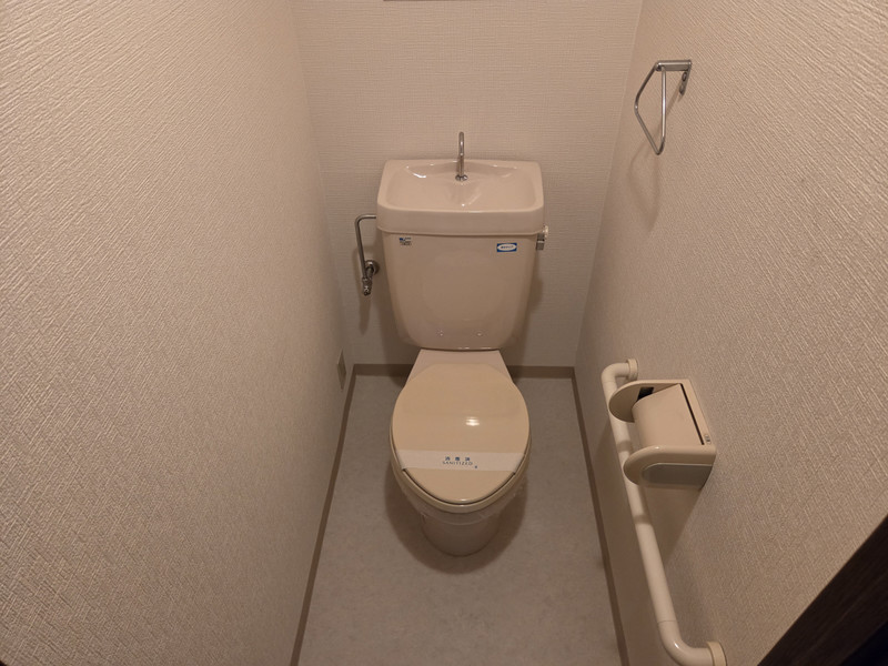 京阪鴨東線 神宮丸太町駅 徒歩6分 8階建 築31年のトイレ写真