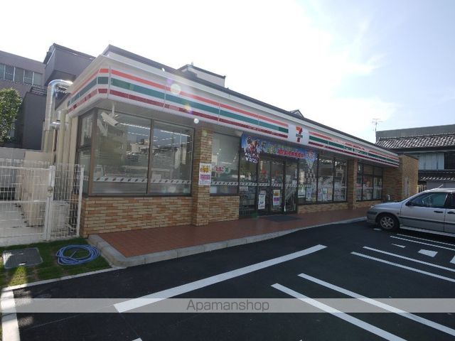 コンビニ　セブン（コンビニ）まで550m