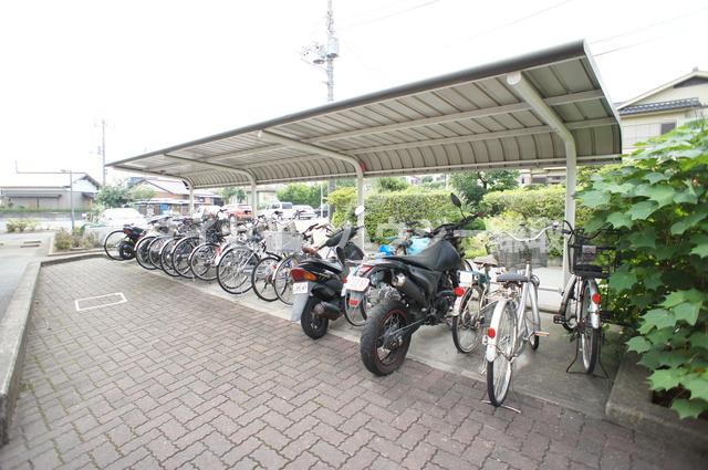 その他共有部分　入居者専用の屋根付駐輪場。