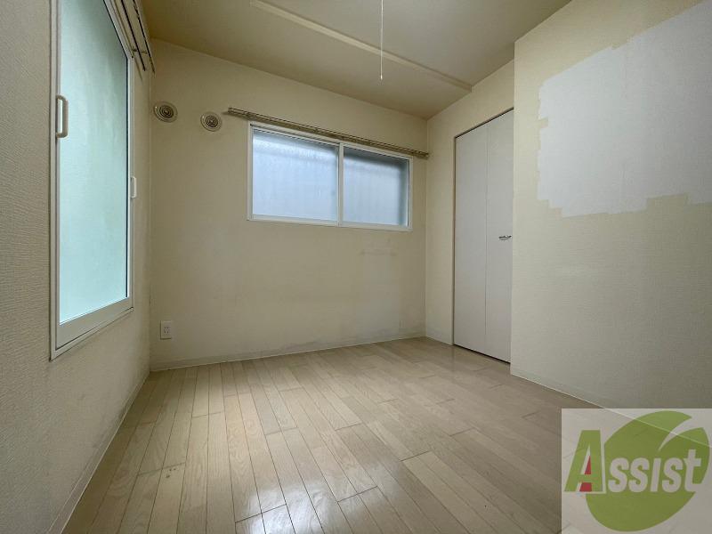 その他部屋・スペース　寝室はこちらです。光が差し込む、温かみのあるお部屋です。