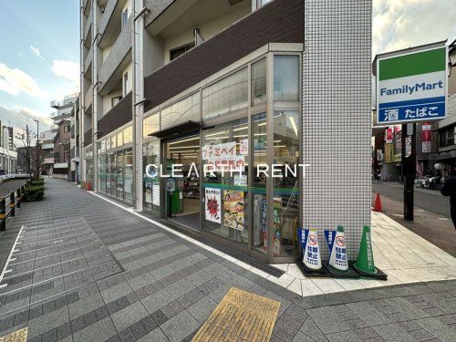 コンビニ　ファミリーマート 大田梅屋敷駅前店（コンビニ）まで302m