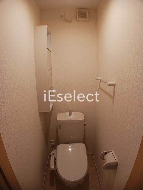 トイレ　温水洗浄便座付きのトイレです