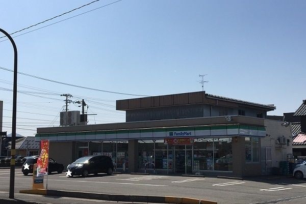 コンビニ　ファミリーマート（コンビニ）まで450m