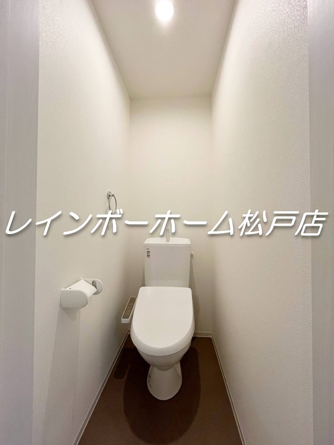 トイレ　落ち着いた色調のトイレです