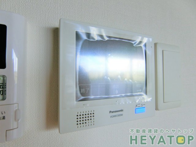 セキュリティ　モニター付きドアホンで安心確認（同仕様写真）