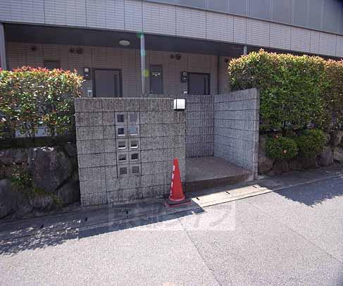 地下鉄東西線 御陵駅 徒歩6分 2階建 築25年の外観写真