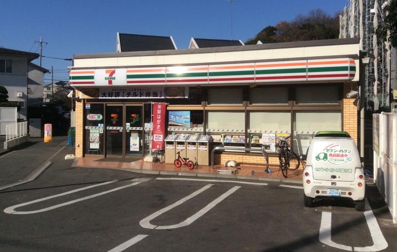 コンビニ　セブンイレブン横浜北寺尾7丁目店（コンビニ）まで233m