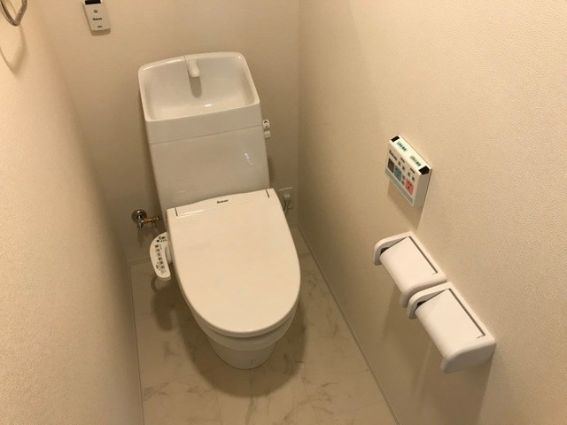 トイレ　温水洗浄便座です。