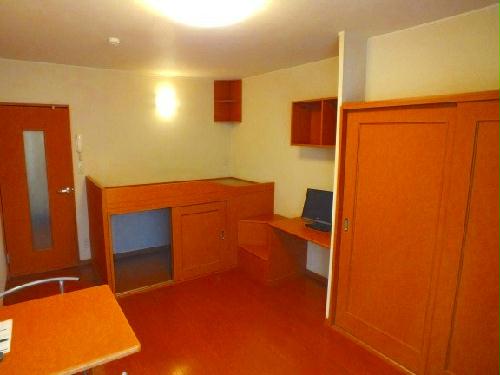 居室・リビング　便利なテーブル付き、使わないときは折りたたむこともできます。