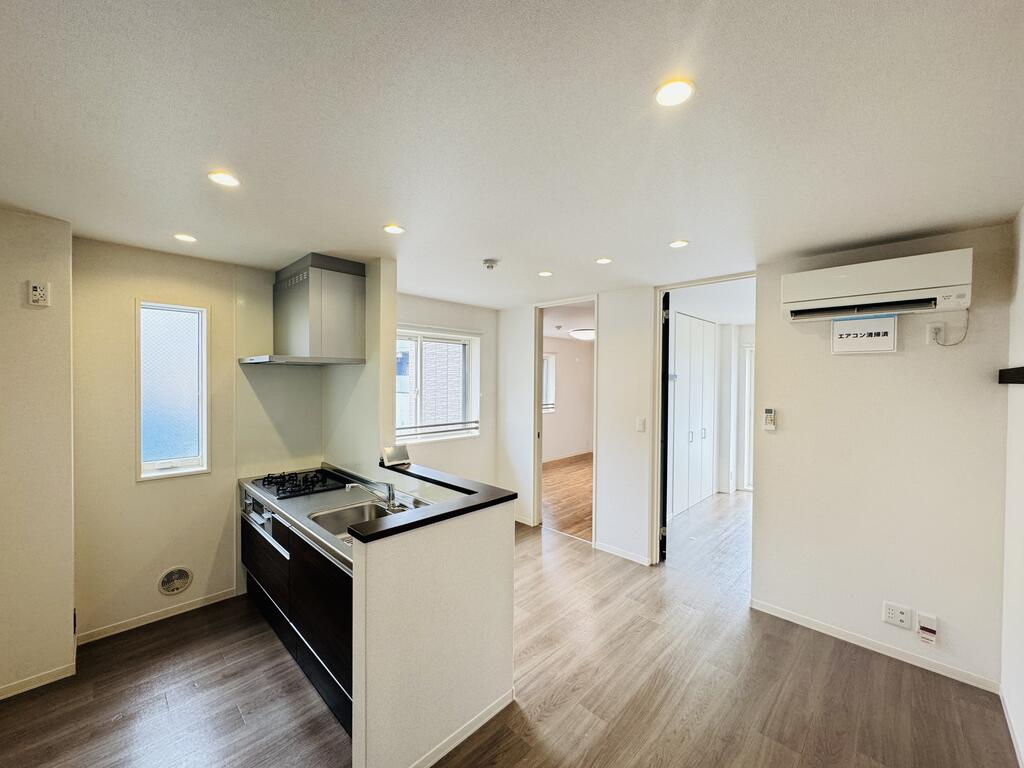 居室・リビング　LDK角部屋で窓があり、とても明るいです！